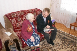 Коллектив Наримановской больницы поздравил ветеранов на дому