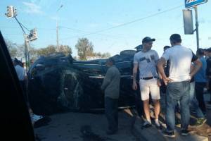 В Астрахани случилось ДТП, в результате которого опрокинулся джип