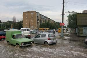 В Астрахани сегодня устраняют последствия ливня