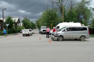 В Астрахани столкнулись 3 автомобиля: двое пострадавших