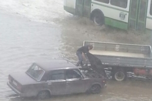 В Астрахани дождь парализовал движение троллейбусов