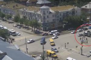 Иномарка протаранила маршрутку на остановке (видео)