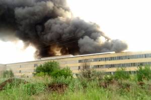 Площадь пожара на заводе резиновой обуви выросла до 700 кв.м