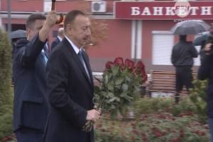 Возложение венков к памятнику азербайджанского лидера Гейдара Алиева