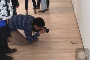 Посетители музея современного искусства приняли обычные очки за инсталляцию