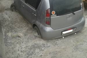 В Астрахани припаркованную машину закатали в бетон.Фото