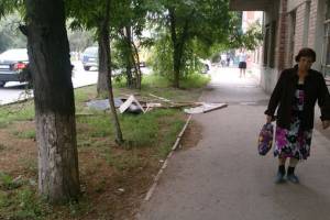 Балкон рушится на тротуар в Астрахани.Видео
