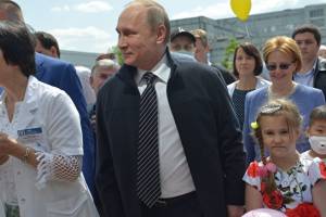 Владимир Путин в ходе посещения столичного клинического центра, подбодрил родителей маленькой астраханки