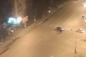 Ночью в Астрахани произошла нелепая авария (видео)