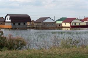 В Астраханской области большая вода отрезала поселок от большой земли