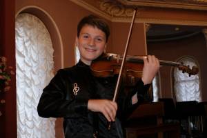 13-летний астраханский скрипач выступит в племени индейцев