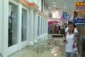 В Астрахани в торговом центре из-за дождя обрушился потолок