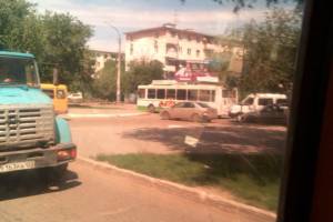 В Астрахани на Латышева затор: троллейбусные провода упали на машины