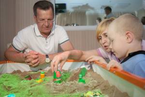 Астраханский губернатор ознакомился с космическими технологиями для лечения детей