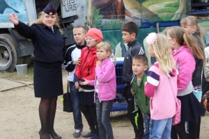 В Астрахани полицейские организовали для детей поход в зоопарк