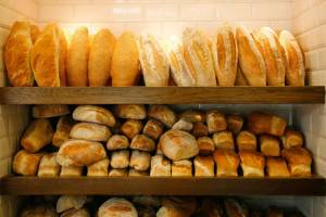 Роспотребнадзор призывает астраханцев правильно хранить хлеб в жару