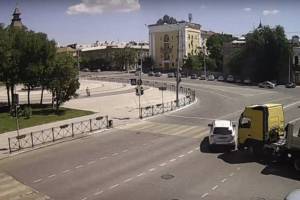 В центре Астрахани фура столкнулась с внедорожником.Видео