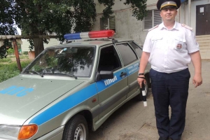 В Астраханской области сотрудник дорожной полиции оказал первую помощь гражданину