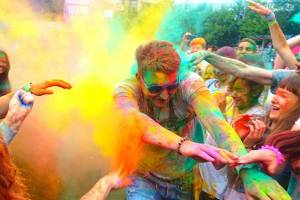 В Астрахани День молодежи отметили фестивалем красок, турниром по стритболу и фотовыставкой
