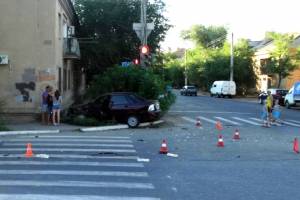 Крупное ДТП в Астрахани: автомобиль снес дорожный знак и едва не врезался в дом