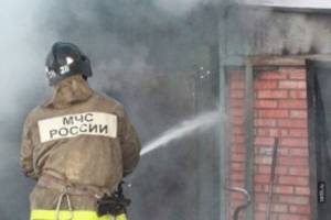 Ночью в Трусовском районе сгорел гараж