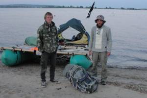 Двое ярославцев, приплывших в Астрахань на плоту, дошли до Каспия