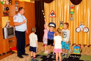 В Астраханской области полицейские провели урок «ПДД для самых маленьких»