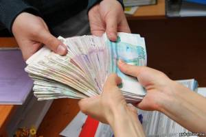 В Астрахани чиновница департамента торговли обвиняется в получении крупных взяток