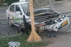 Серьезная авария на Кирова с участием такси (фото)