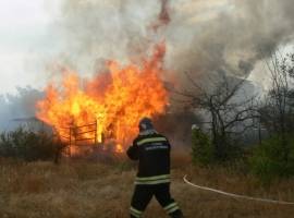 В Астраханской области на двух пожарах спасены три человека