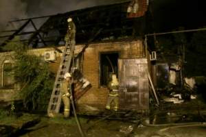 В Астрахани сгорели сразу два жилых дома