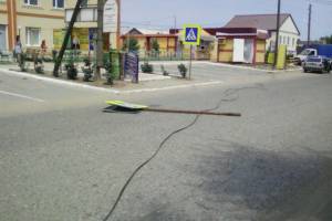 В Астрахани водитель КАМАЗа порвал электрический кабель и устроил аварию