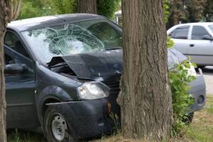 В Астрахани водитель пострадал из-за столкновения с деревом