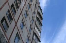 В Астрахани 1,5-годовалый ребенок выпал из окна 5 этажа