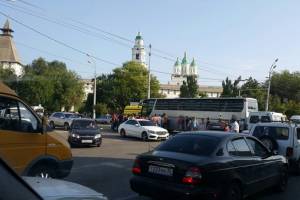 Около кремля автобус врезался в несколько авто и сбил двух пешеходов