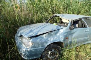 В Астрахани перевернулся автомобиль: пострадала девушка