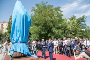 В Астрахани торжественно открыли первый в России памятник Омару Хайяму