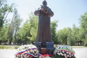 В Астрахани открыли первый в России памятник персидскому поэту и философу Омару Хайяму