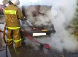 В Астрахани сгорели два автомобиля и гараж