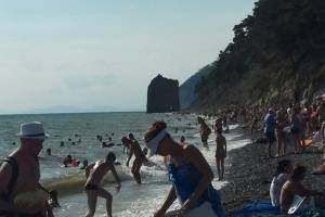 Пляжи Черного моря в Краснодарском крае перегружены