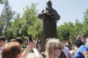 В Астрахани открыли первый в России памятник известному поэту и учёному Омару Хайяму