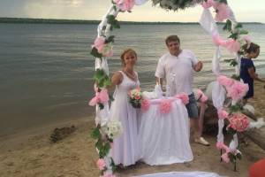 Пара из Москвы устроила свадьбу на берегу Волги