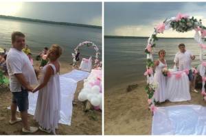 Москвичи поженились на берегу Волги в Астраханской области