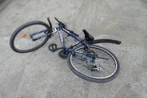 13-летний велосипедист попал под колеса иномарки. Подросток в больнице