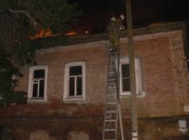 Ночью горел дом: спасены 2 человека