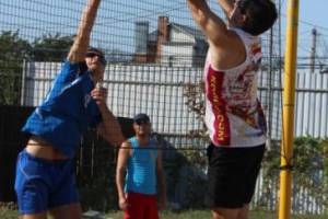 В Астрахани стартовал турнир по пляжному волейболу