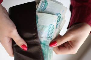 В Астрахани женщина подозревается в краже денег из квартиры подруги