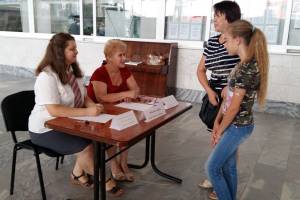 Родителям и детям в День знаний на вокзале Астрахани напомнили о правилах безопасности на железной дороге