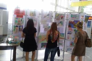 Выставка детских рисунков по правилам поведения на железной дороге открылась на вокзале Астрахани