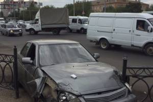 «Приора» протаранила ограждение на улице Николая Островского
